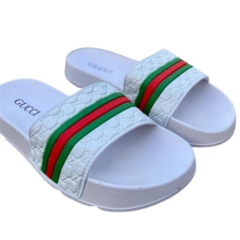 Chinelos e Slides Gucci .